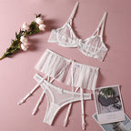 Ensemble de lingerie sexy trois pièces comprenant une jupe, un string et un tanga.