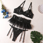 Ensemble trois pièces : soutien-gorge brodé, porte-jarretelles, string et tango.